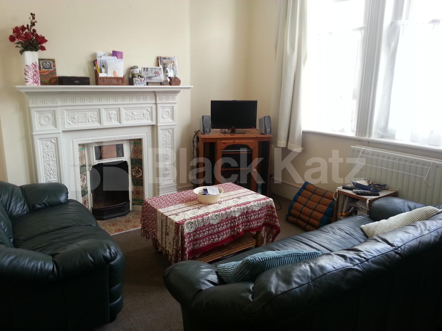 			Let, 2 Bedroom, 1 bath, 1 reception Flat			 Broadway Parade, CROUCH END